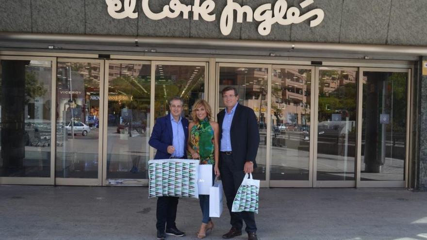 Carme Bort y Ximo Rovira en la puerta de El Corte Inglés de la Avenida Francia junto al Director de Comunicación, Pau Pérez Rico.