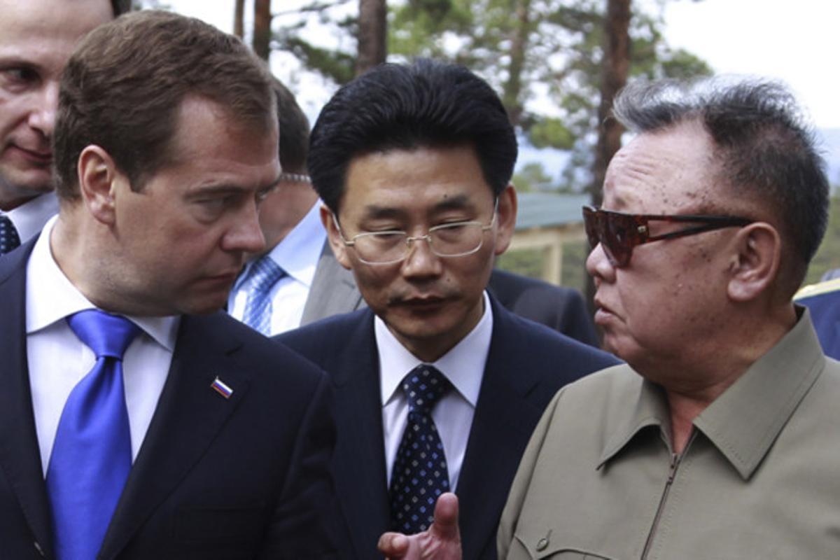 El lider nord-coreà, Kim Jong Il, escolta el president rus, Dmitri Medvédev, durant la seva reunió a la base militar Ulan Ude a la recòndita Sibèria Oriental (Corea del Nord).