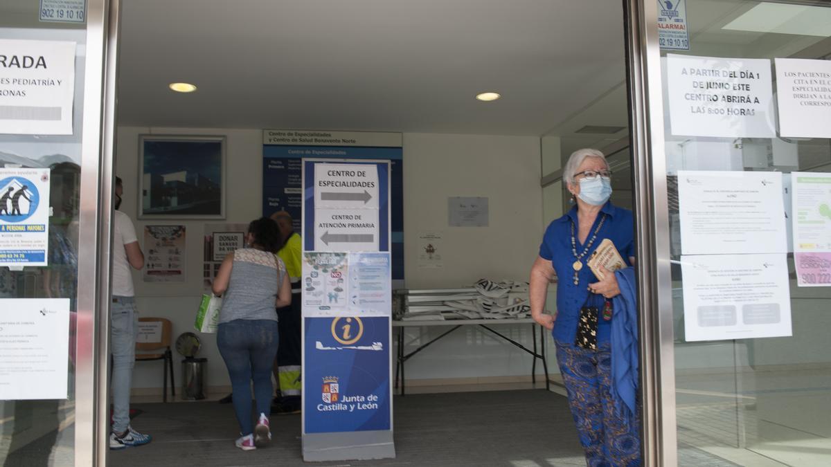 Puerta de acceso al Benavente Norte donde ejerce como médico de familia.