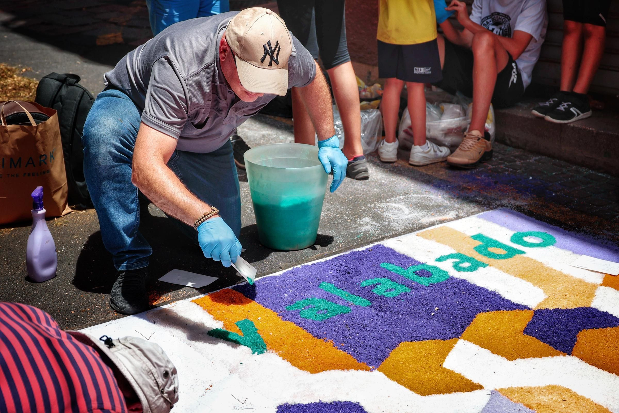 Elaboración de alfombras del Corpus en Santa Cruz