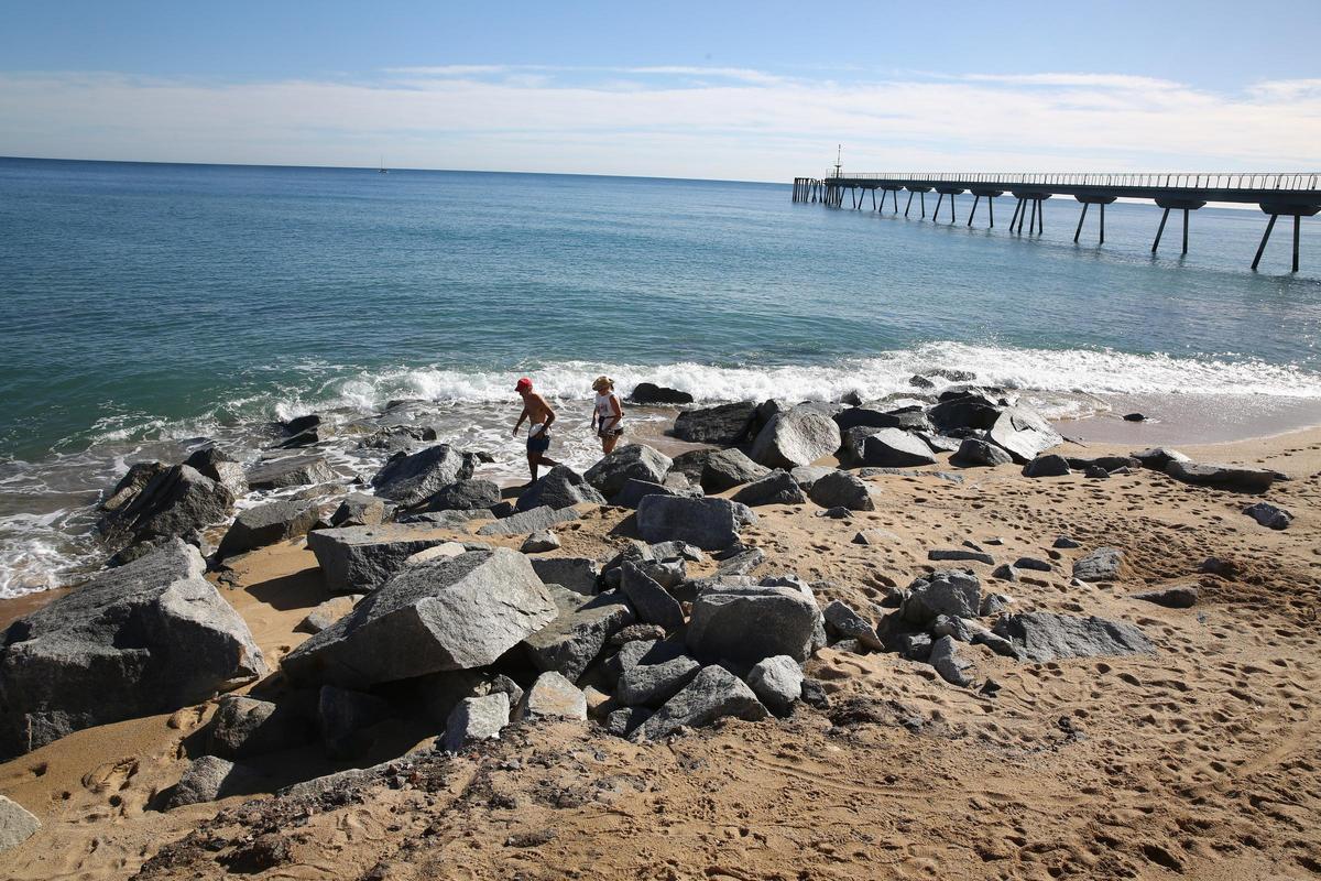 Algunas playas de Badalona pierden arena tras el temporal