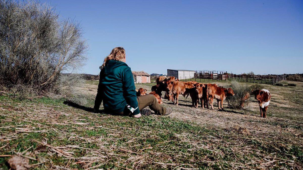 Una mujer con sus vacas.