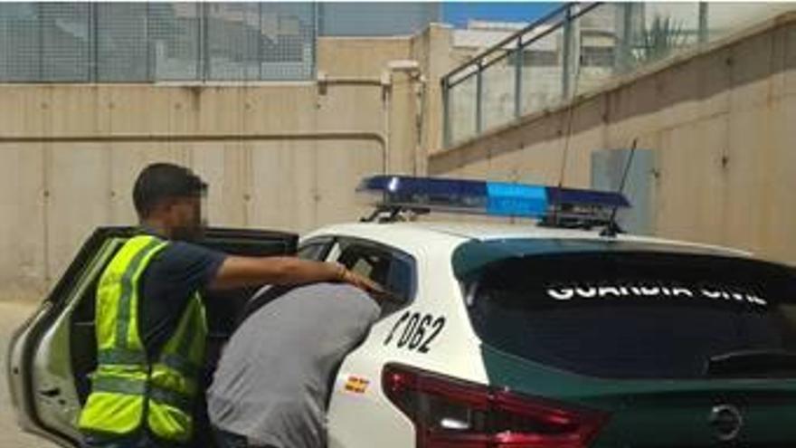 El acusado entra en el coche de la Guardia Civil.