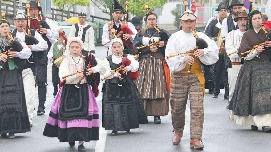 Un pasacalles recorre la parroquia de Cantodarea en la primera jornada de las fiestas patronales.  // S.A.