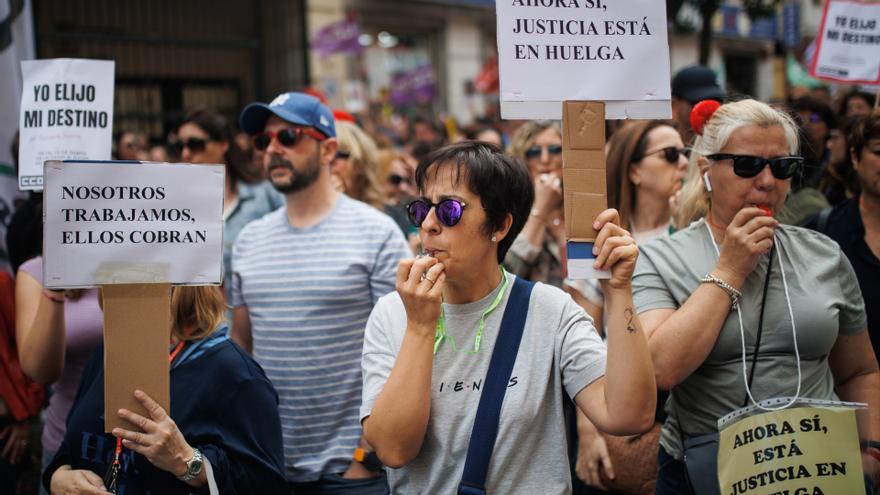 Manifestantes durante una concentración de funcionarios de la administración de Justicia.