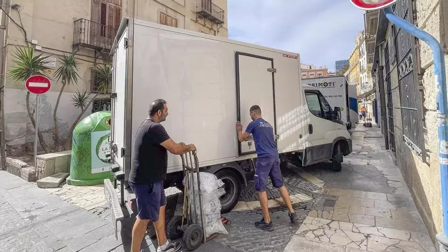 Vecinos y comerciantes dudan sobre la moratoria de un mes sin sanciones en el Casco Antiguo