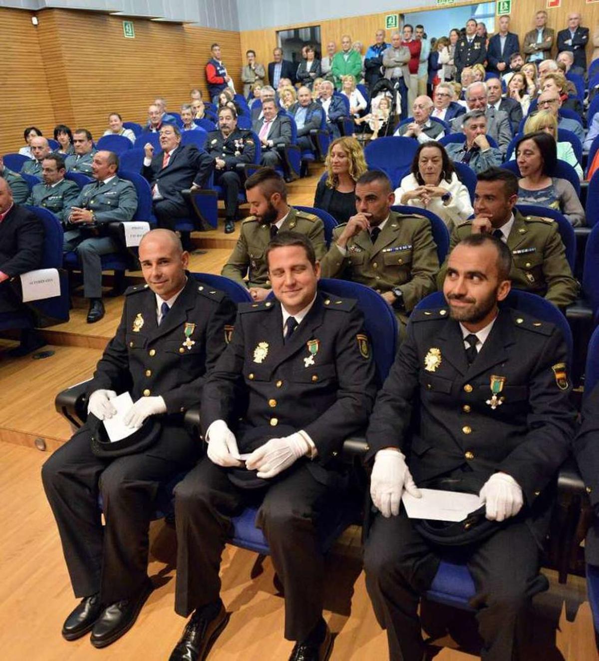 En primera fila, los tres agentes mierenses condecorados ayer.