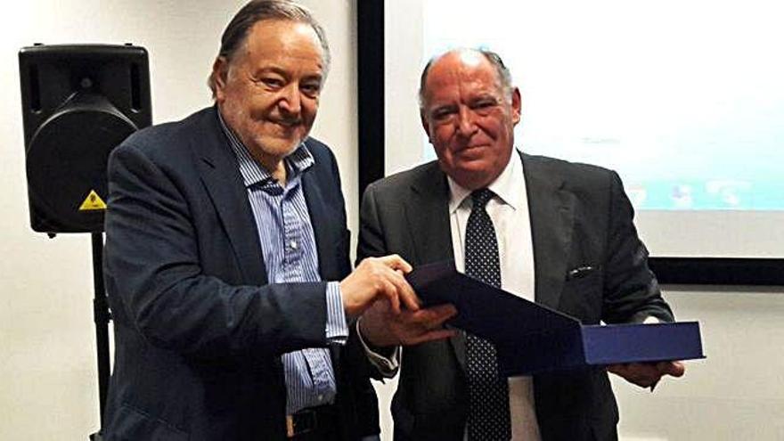 Jesús Fuentes, derecha, recibe una placa de manos del presidnte de la Federación Andaluza.