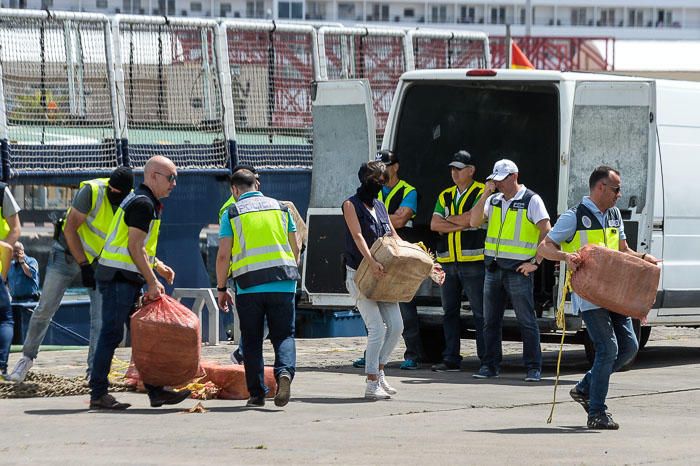 Agentes de la Policía Nacional descargan la cocaína en el Arsenal