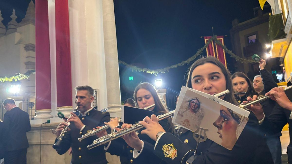 Los sones están siendo interpretados por la Sociedad Filarmónica del Carmen de Salteras.º