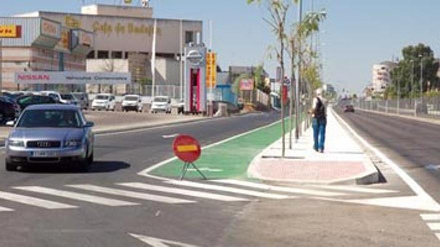 Peatones y ciclistas circulan ya seguros por las aceras y el carril bici de la BA-20