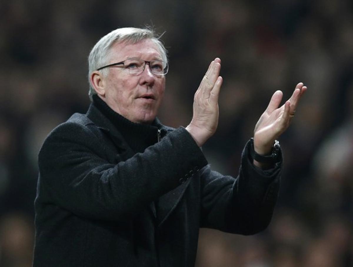 Ferguson aplaudeix el públic d’Old Trafford.