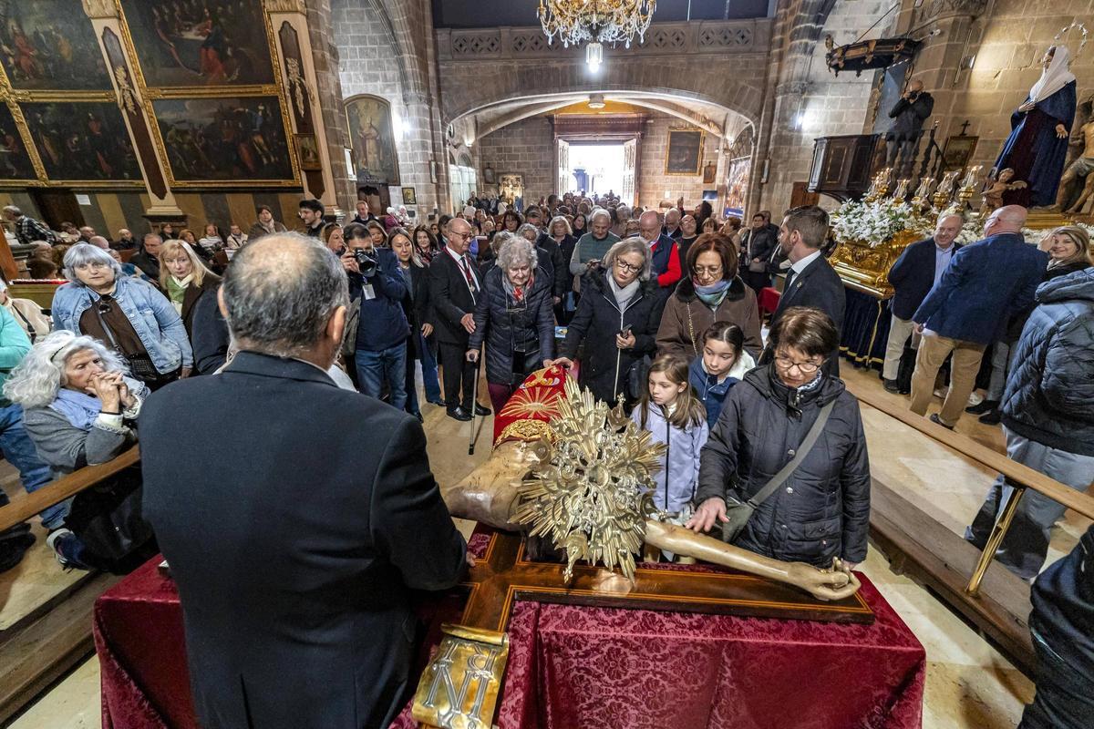 Devotos veneran el Crist de la Sang