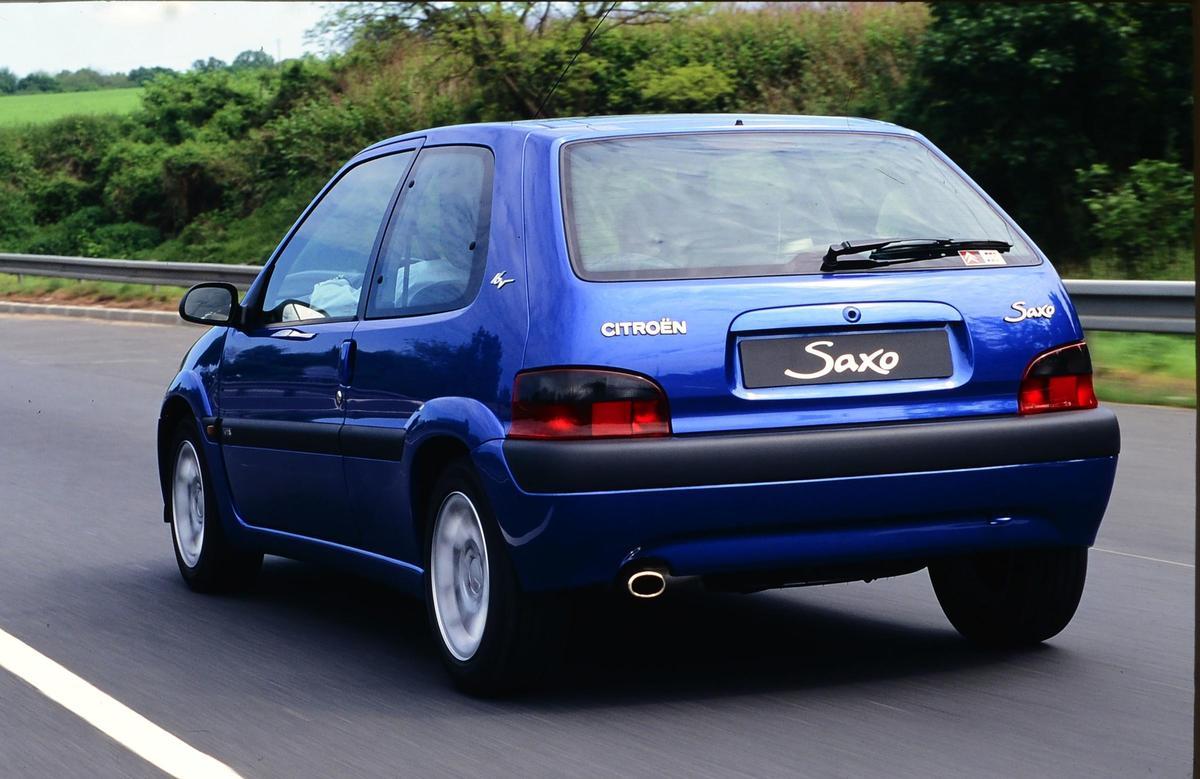 Citroën Saxo mostrando la parte trasera del vehículo