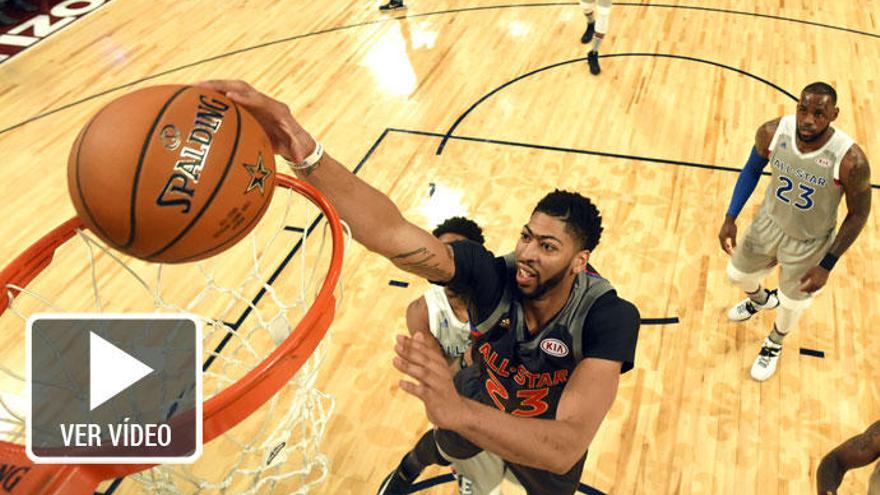 Anthony Davis anota una canasta.