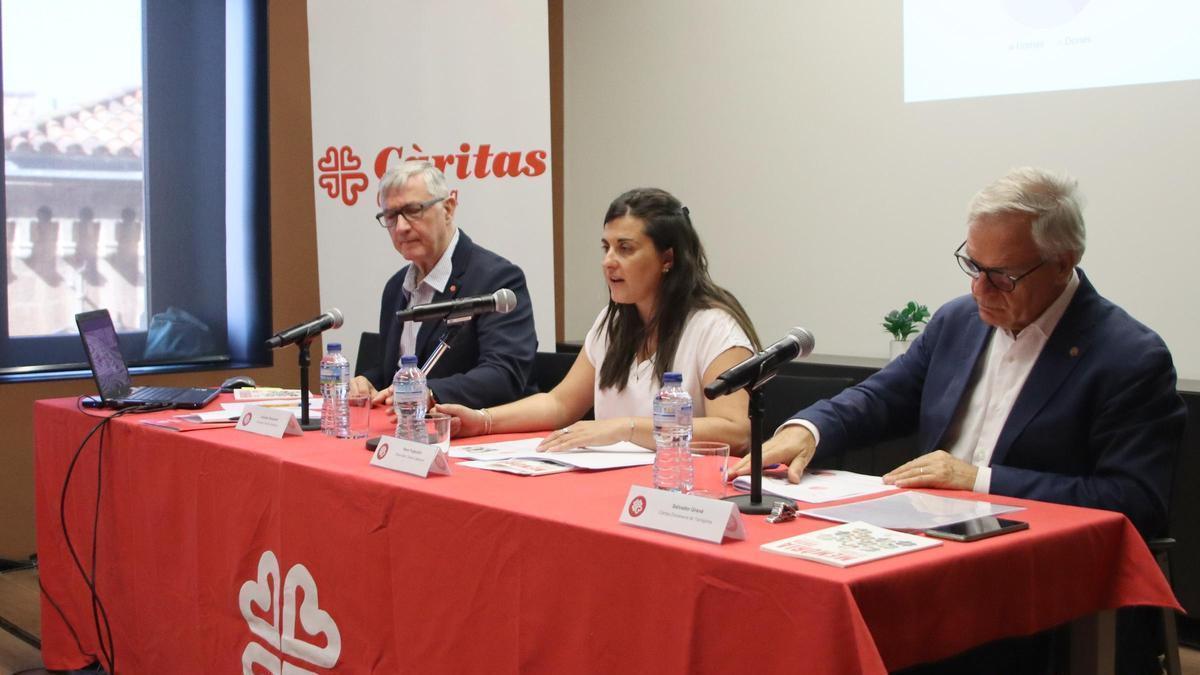 Salvador Busquets, president de Càritas Catalunya, juntament amb Neus Puigsubirà i Salvador Grané