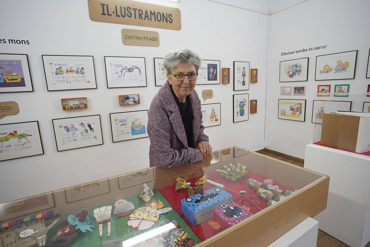 La il·lustradora Cristina Picazo a l'exposició "Il·lustramons" de la Casa de Cultura, a Girona.
