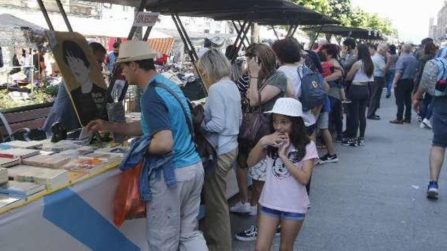 Los puestos del Paseo da Corredoira, ayer, llenos de gente. // Alba Villar