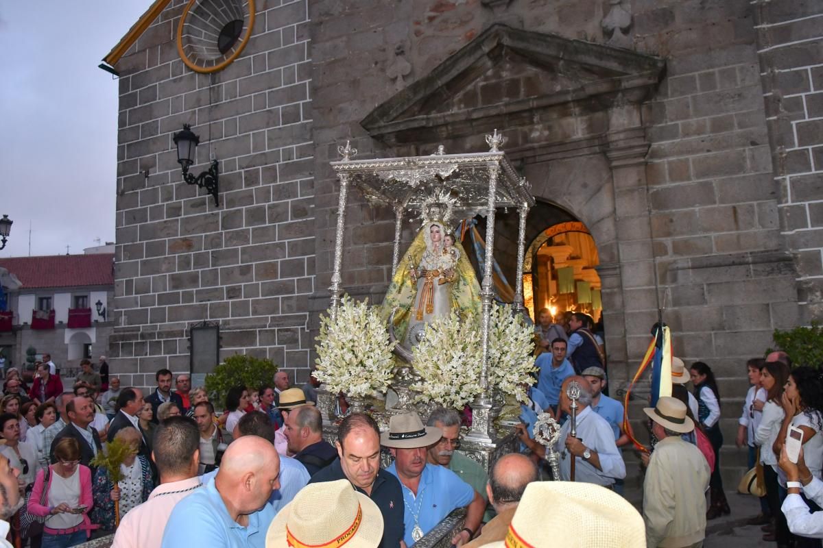 Los jarotes acompañan a la Virgen de Luna a su ermita