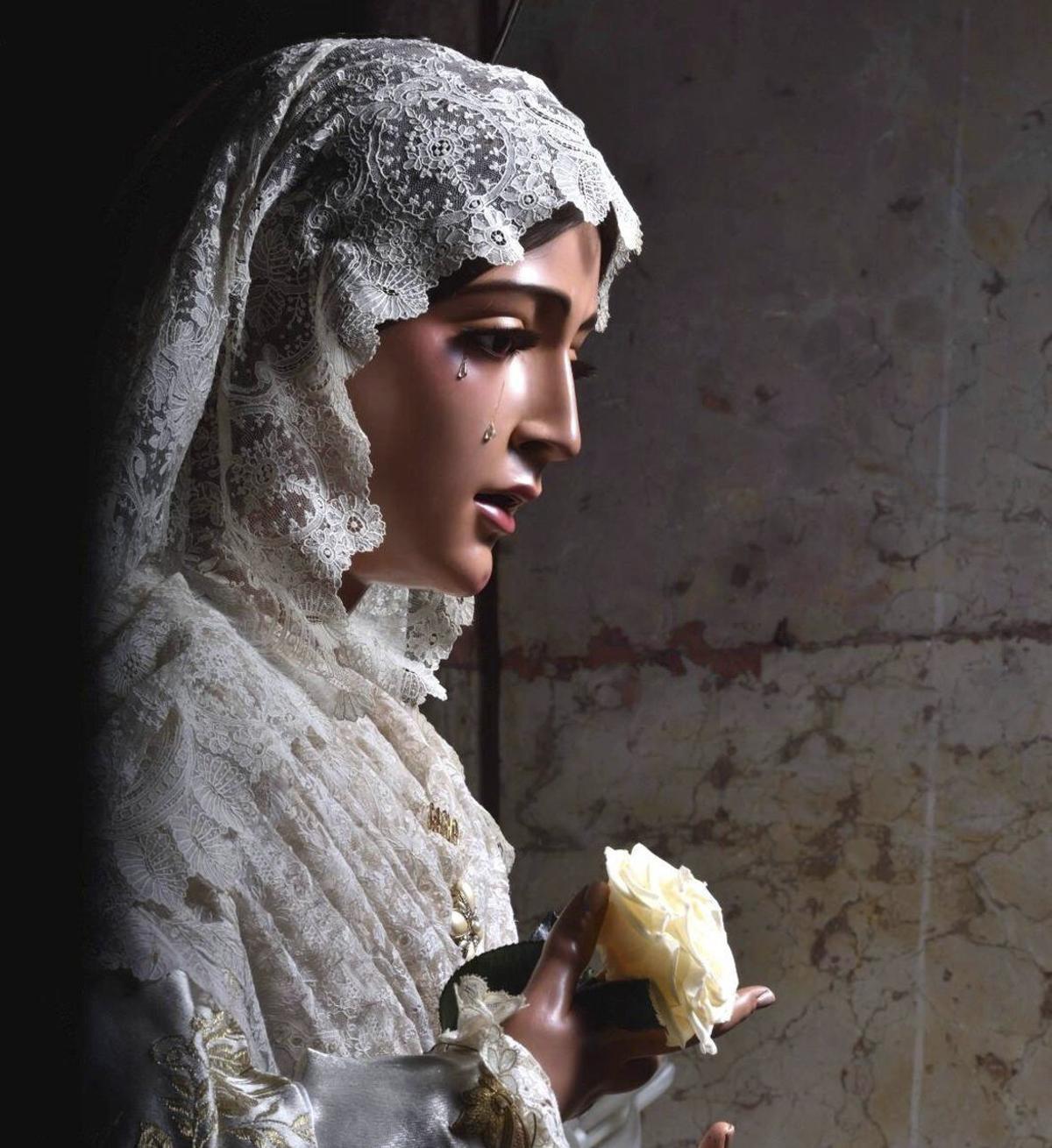 La Virgen de la Salud, rosa de blanca pureza. | ARCHIVO DE LA COFRADÍA