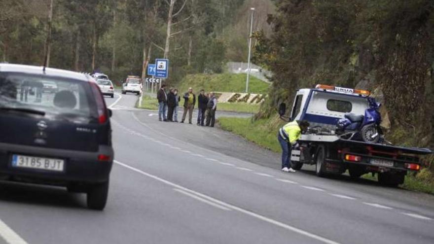 Una grúa se lleva el ciclomotor del lugar del accidente.  // Bernabé/Gutier