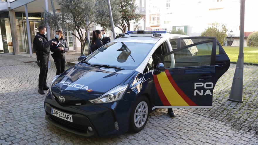 La Policía Nacional empieza a patrullar por las calles viguesas con  pistolas Taser - Faro de Vigo