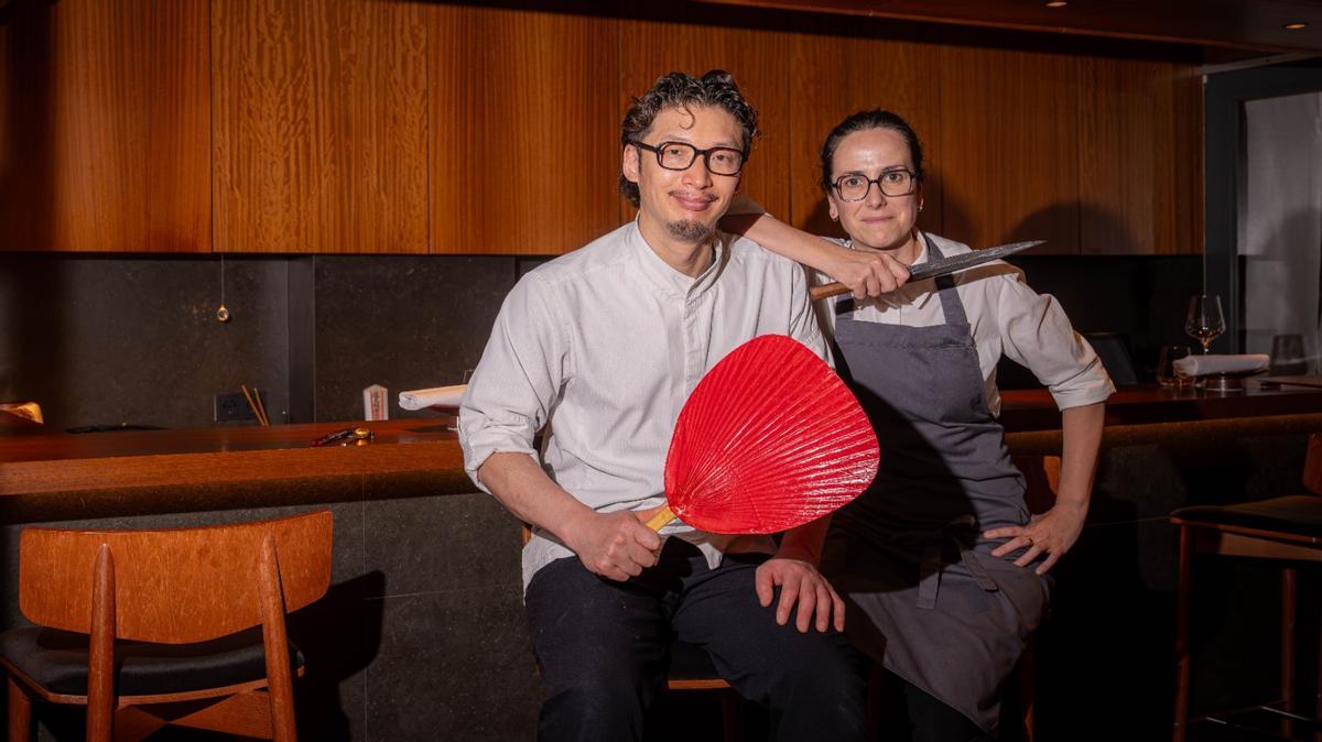 Yoshikazu Suto y Carolina Alarcón, tras la barra de Suto.