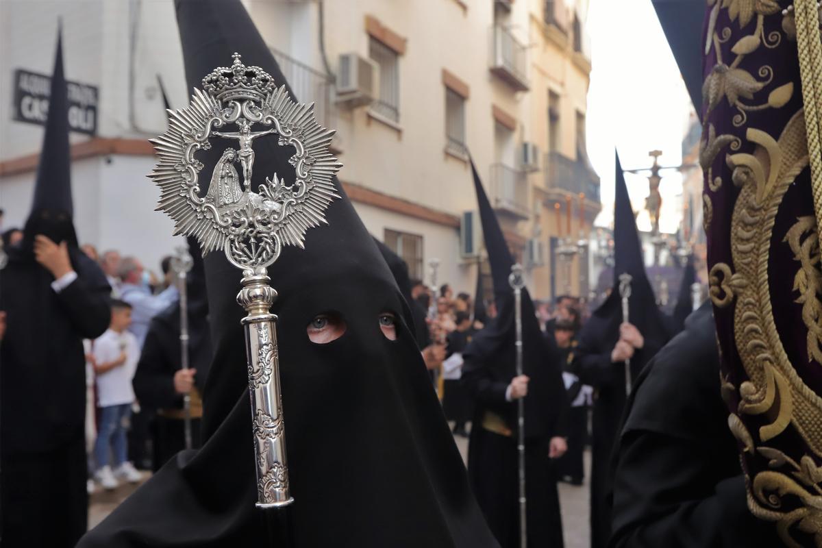 El Cristo de la Expiración se alza sobre Capitulares El Cristo de la Expiración se alza sobre Capitulares