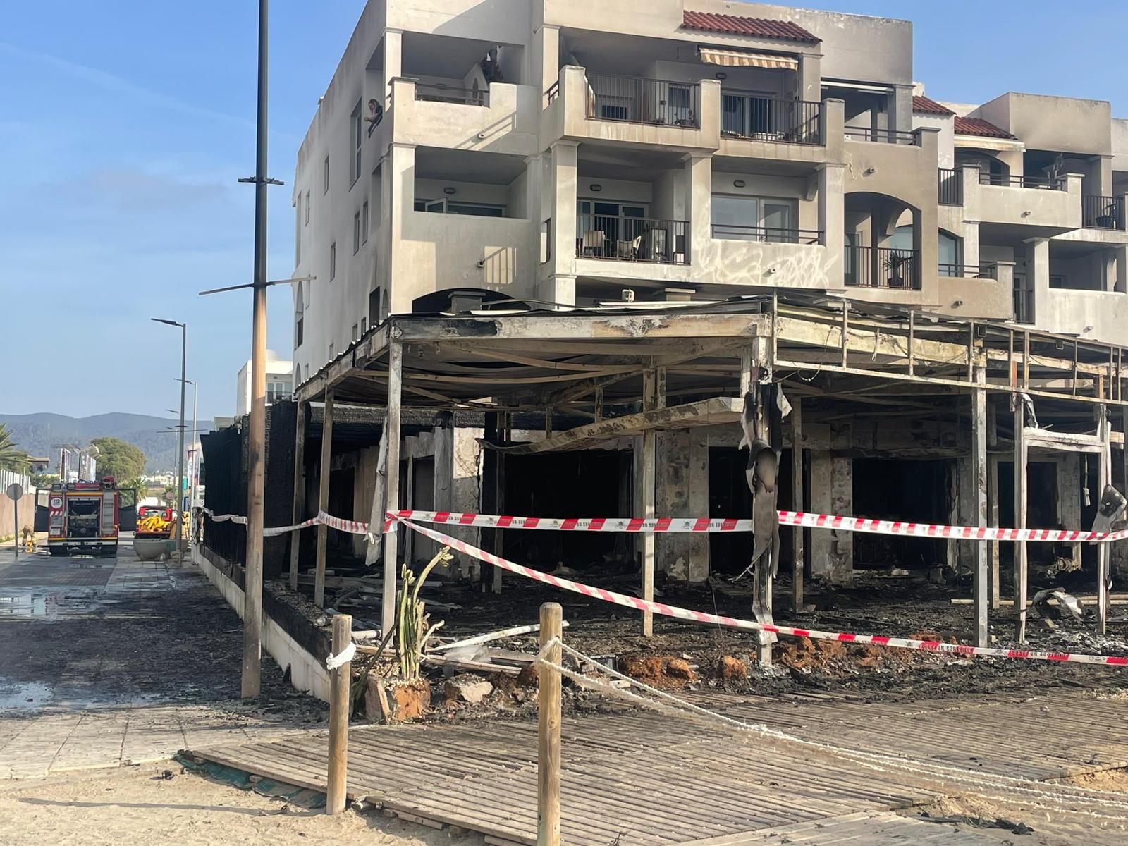 Todas las imágenes del devastador incendio en una zona de ocio de Ibiza