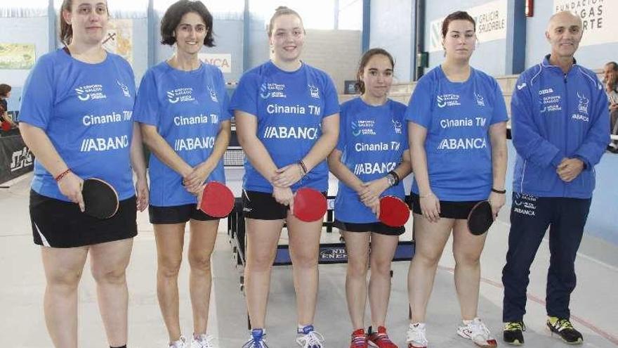 Jugadoras y técnico del Cinania Clínica Dental Amador. // Santos Álvarez