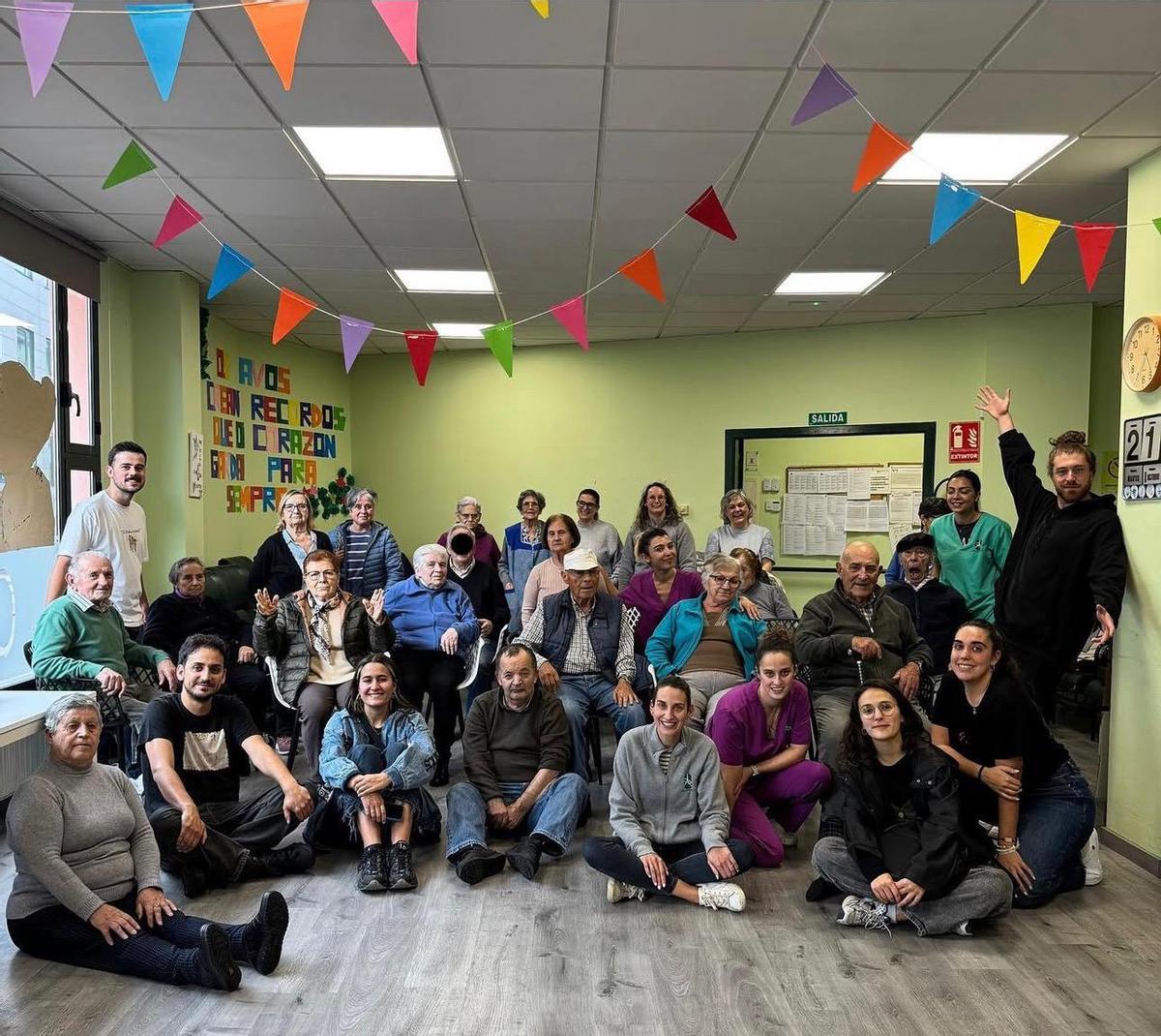 Os usuarios do centro de día recibindo ao grupo musical De Ninghures