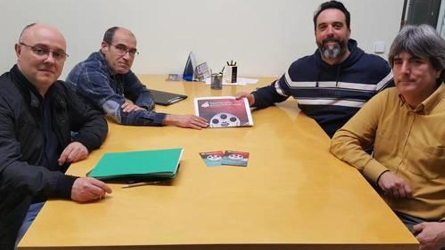 Serafí Vallecillos i Jesús Fernández, del Clam (a l&#039;esquerra), amb Eudald Vilaseca, alcalde d&#039;Avinyó, i Francesc Serra, regidor de Cultura i Patrimoni