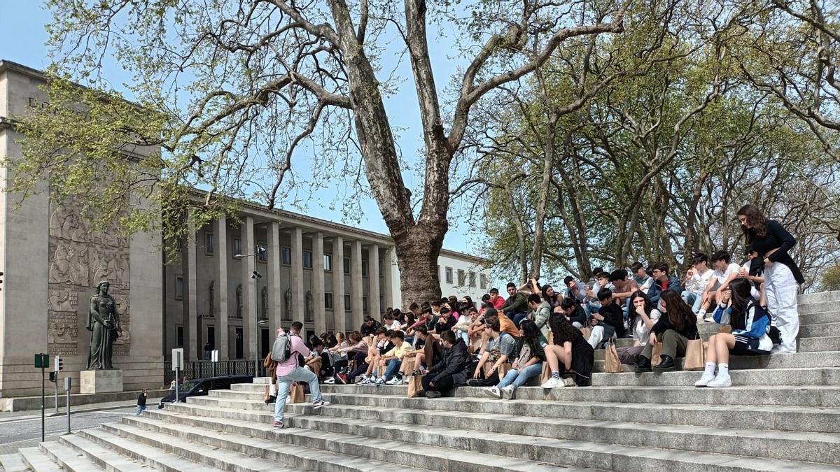 Alumnos del IES Ramón María Aller Ulloa, de Lalín, durante una excursión a Oporto.