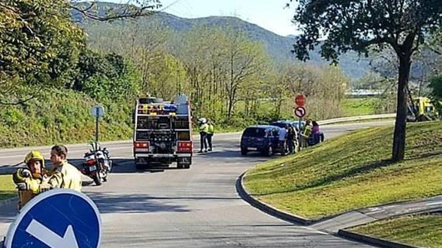 Topada entre dos turismes  al Pla de Baix d&#039;Olot