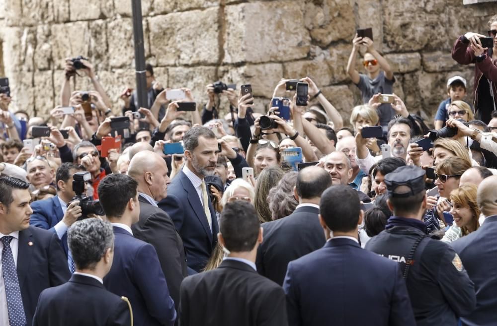 Pünktlich, aber nicht vollzählig: Letizia und Felipe, ihre Kinder Leonor und Sofía sowie Altkönig Sofía fanden sich am Sonntag (16.4.) traditionsgemäß in Palma Kathedrale ein.