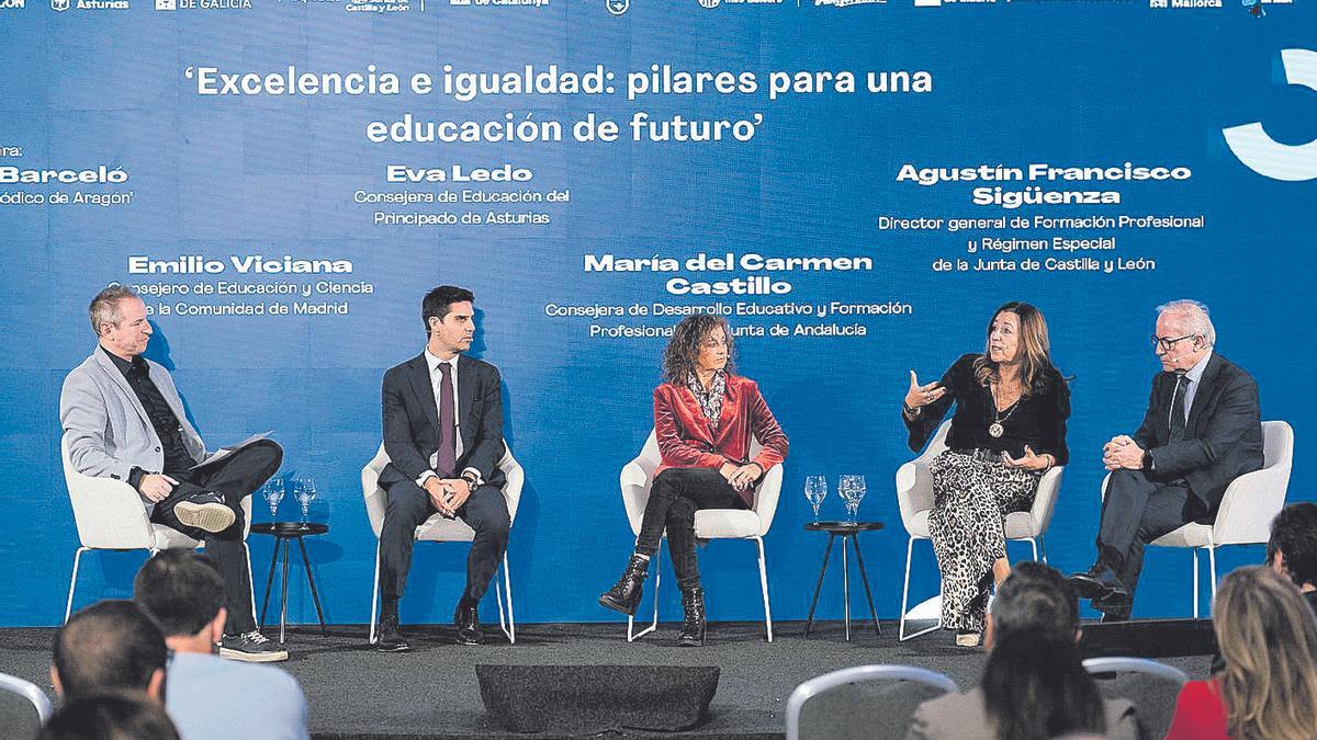 D’esquerra a dreta, Ricardo Barceló (‘El Periódico de Aragón’), junt amb els consellers Emilio Viciana (Madrid), Eva Ledo (Astúries), María del Carmen Castillo (Andalusia) i Agustín Francisco Sigüenza (Castella i Lleó