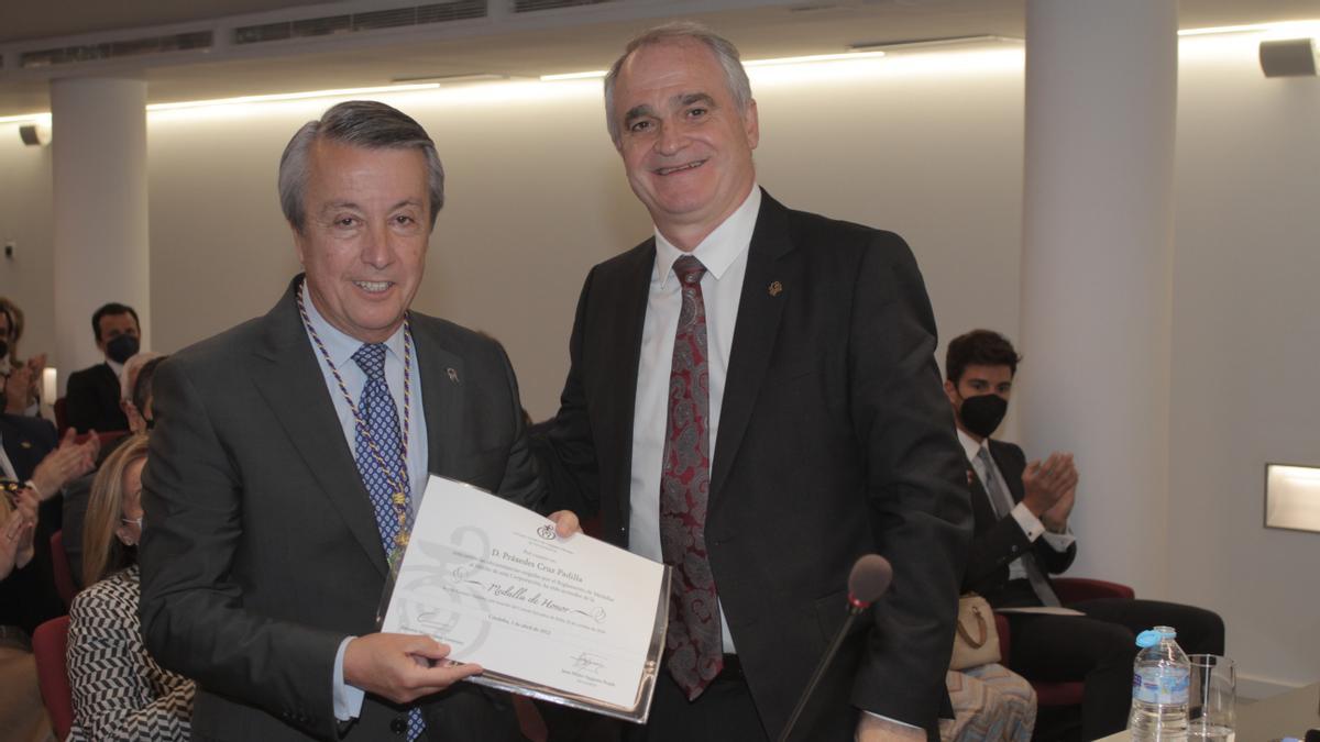 Práxedes Cruz obtiene la máxima distinción del Consejo Andaluz de Colegios Oficiales de Farmacéuticos.