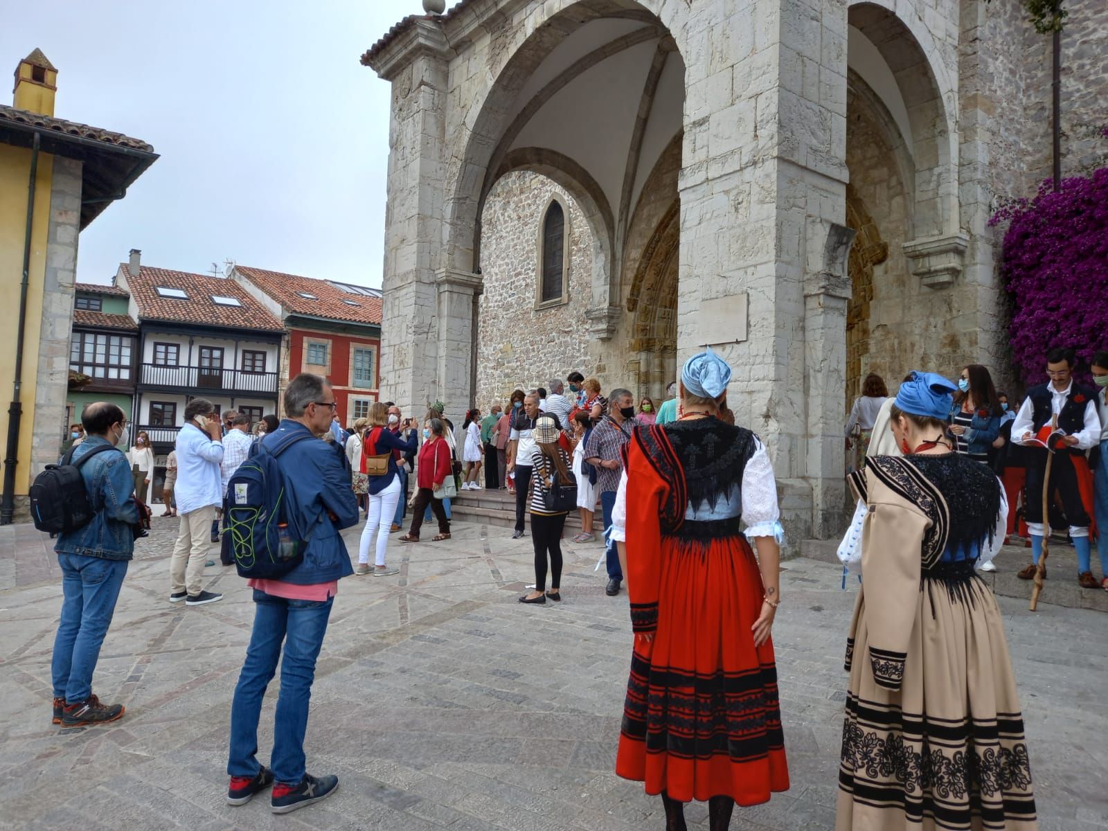 Los fieles de la Magdalena, de Llanes, cumplieron con su clavel rojo