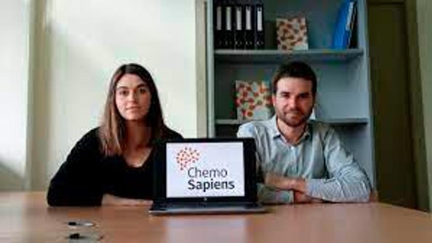 Haxel Ozores, fundador y CEO de ChemoSapiens, y Laura Fernandez, del equipo de la compañía. Foto: Gallego