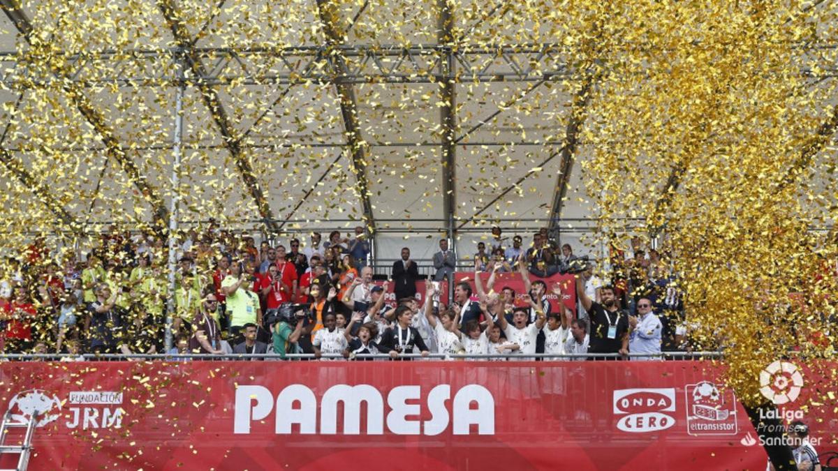 Los alevines del Real Madrid celebran la conquista del título.