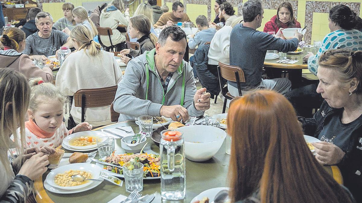 Familias de refugiados ucranianos en el comedor de La Purísima