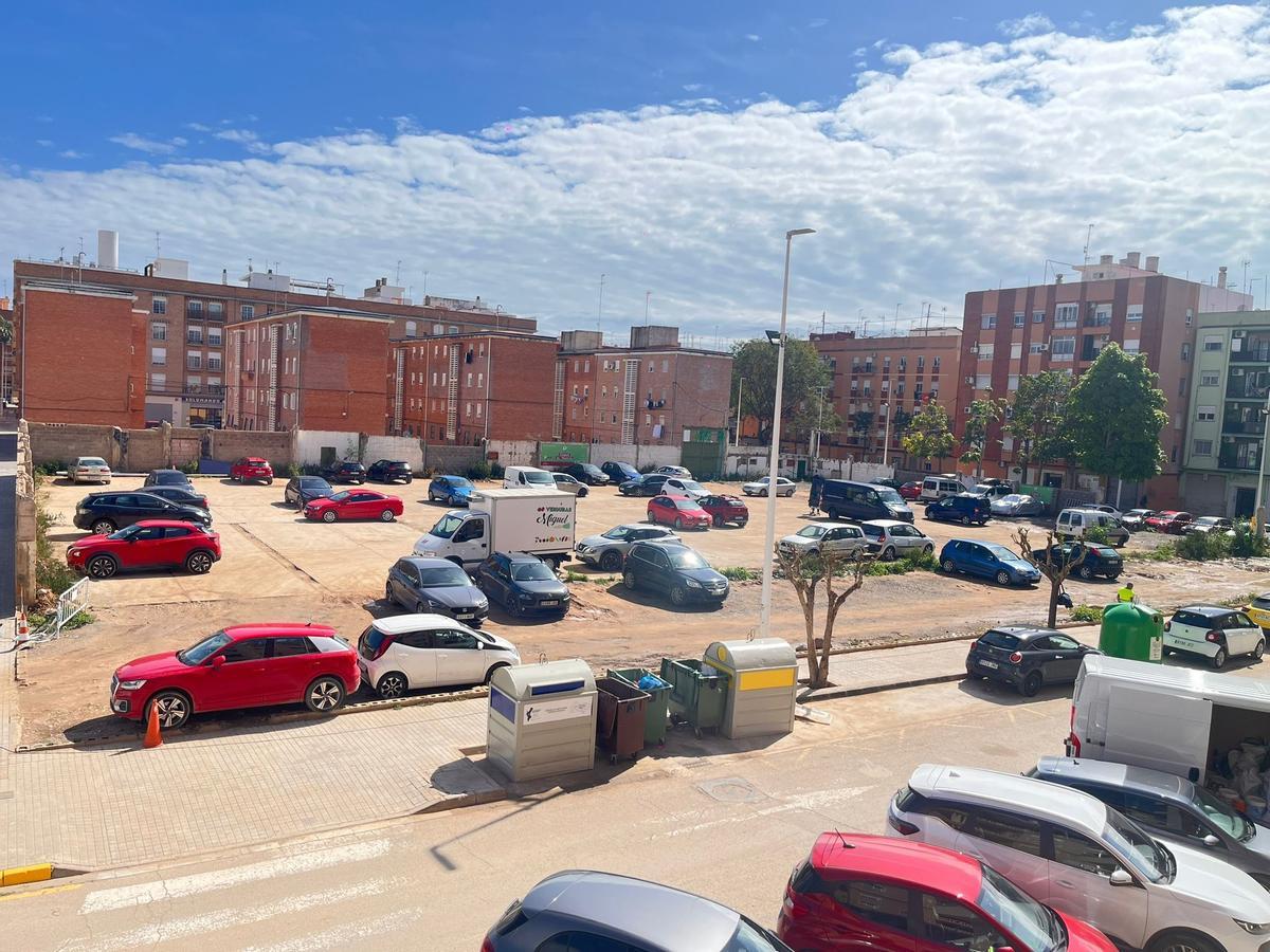 uno d elos aparcamientos habilitados por el ayuntamiento para aliviar la falta de garajes.