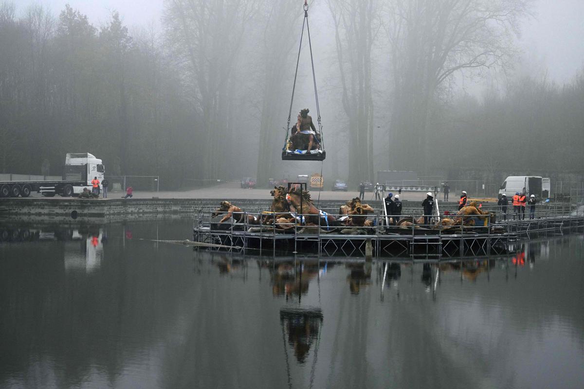 La escultura de Apolo en su Carro tras la restauración vuelve al castillo de Versalles, en las afueras de París