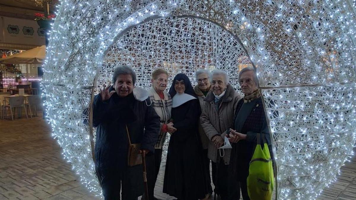 Los ancianos de Castelló visitan las luces de Navidad