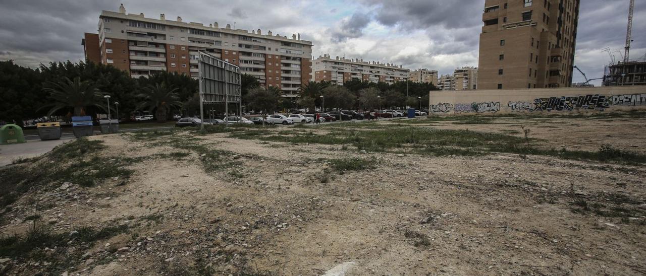 El solar entre la avenida Historiador Vicente Ramos y las calles Las Redes y Asunción Valdés, donde se proyecta vivienda social.  | PILAR CORTÉS