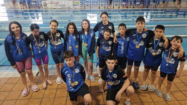 Los medallistas de la Escuela de Natación de Corvera. | LNE