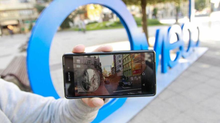 Martínez muestra en su móvil, junto al nuevo espacio &quot;selfie&quot;, el proyecto de las &quot;letronas&quot; cuya autoría reclama.