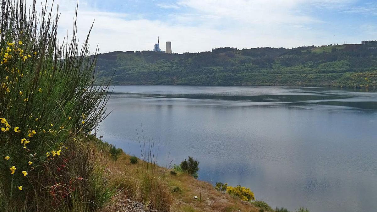 Lago de As Encrobas, con la central de Naturgy en el fondo.   | // I.A.