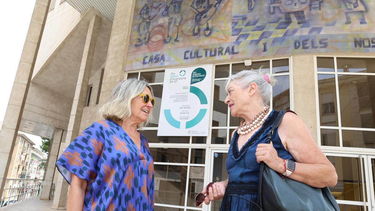 La alcaldesa de Bétera, Elia Verdevío, en la Casa de la Cultura y de los Mayores.