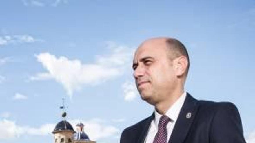 El alcalde, Gabriel Echávarri, en el Ayuntamiento de Alicante, con el Casco Antiguo de fondo.